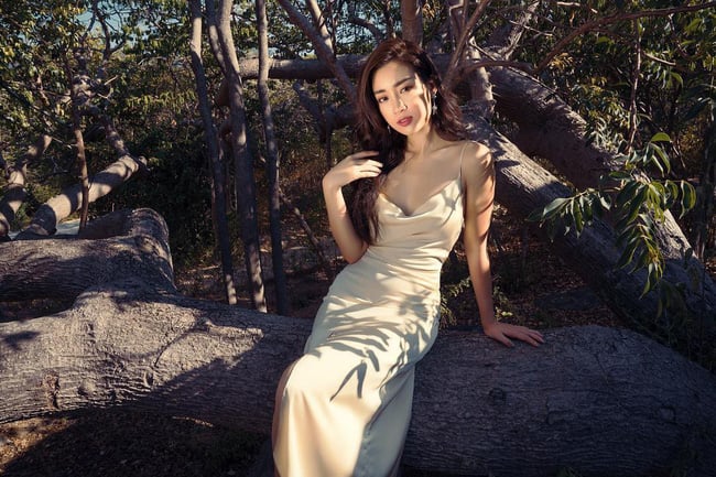 Thường gắn bó với những bộ cánh kín đáo, ít ai ngờ Hoa hậu Đỗ Mỹ Linh diện đầm trễ nãi lại hút mắt và quyến rũ đến nghẹt thở như thế này; từ đôi vai trần gợi cảm cho đến Mừng SHBET phiên bản mới 2025 mịn màng, không tỳ vết đều được mẫu đầm này tôn lên trọn vẹn.    