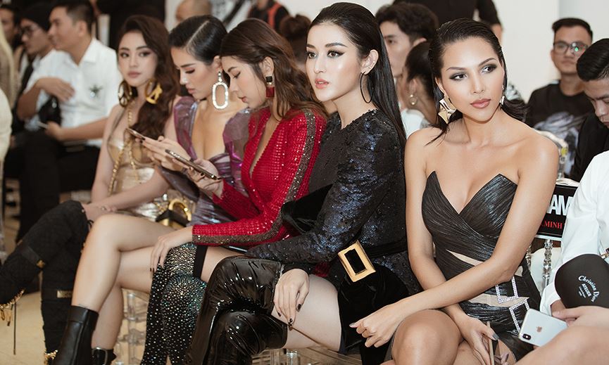 Tham dự show diễn, Huyền My có dịp chứng kiến đàn em thân thiết là Hoa hậu Kỳ Duyên khi cô đảm nhận vai trò là một trong những vedette của show diễn lần này.  
