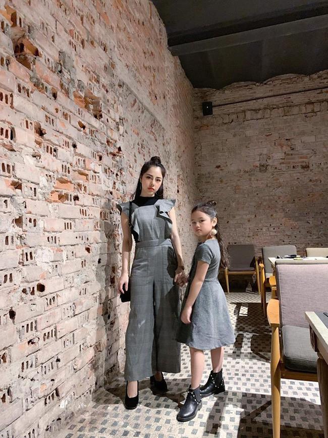 Thời trang tone - sur - tone giữa Bạch Lan Phương và con gái luôn nhận được sự quan tâm của các bà mẹ bỉm sữa. Trong bộ váy yếm màu ghi kẻ sọc, trong khi Lan Phương duyên dáng đầy trẻ trung thì cô con gái cũng 