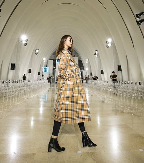 Chiếc trench coat của Burberry mang đến cho Thanh Hằng vẻ đẳng cấp ở sân bay.    