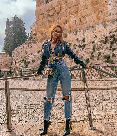 Minh Hằng dạo phố Israel với cả cây đồ ngầu hết cỡ. Từ chiếc áo khoác da cho đến túi xách, thắt lưng đi kèm đều cho thấy sự chỉn chu của cô nàng.    