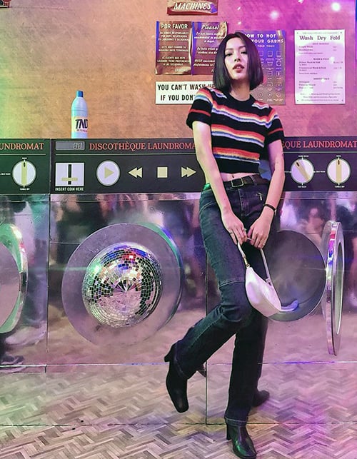 Chiếc croptop màu sắc được Tú Hảo kết hợp cùng quần jeans ống đứng mang đến bộ cánh lấy cảm hứng năm 2000 cực chuẩn.    