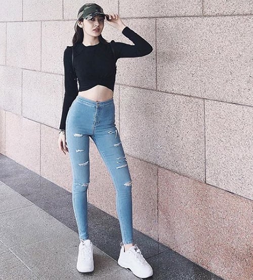 Bảo Anh cũng chọn áo đen croptop ôm dáng để làm nổi bật thân hình mảnh mai.    