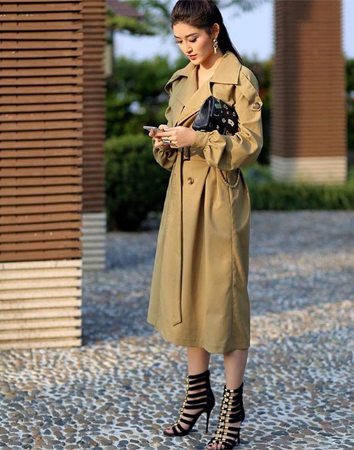 Huyền My cũng chọn trench coat đơn giản mà sang trọng cho những ngày xuống phố mùa đông.    