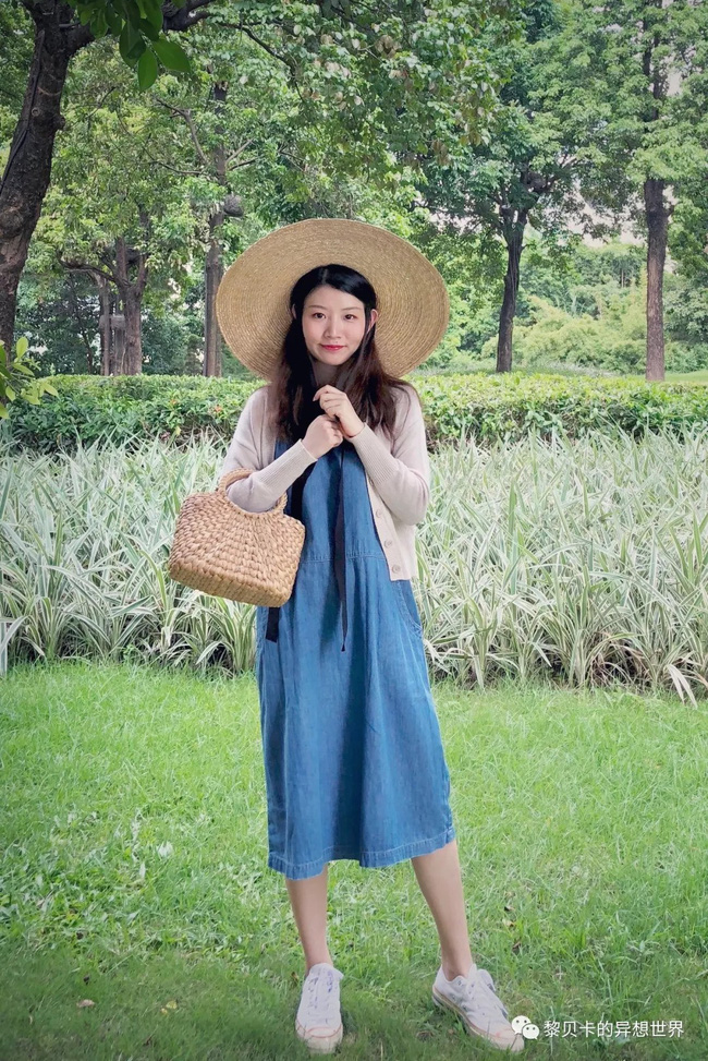 Vẫn là mix áo cardigan cùng váy liền nhưng cô nàng này lại vô cùng thông minh khi chọn váy jeans, cùng với đó là các phụ kiện bằng cói và giày sneakers khiến cô càng thêm phần trẻ trung.    