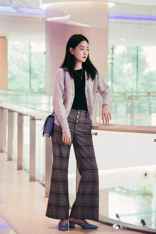 Khi đã diện áo và cardigan trơn màu, bạn vẫn có thể làm mới set đồ của mình với 1 chiếc quần kẻ mới lạ. Thêm vào đó, cô nàng này còn cố tình chọn giày và túi tông xuyệt tông sắc xanh để khiến tổng thể trẻ trung hơn.    