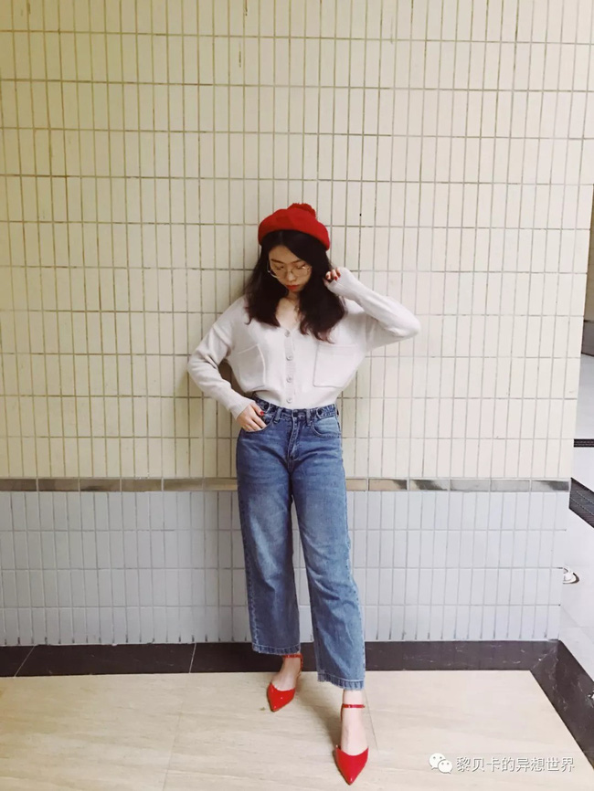 Một gợi ý khác cũng thú vị không kém đó là khi mix cardigan với quần jeans ống suông là đã có được set đồ đủ 