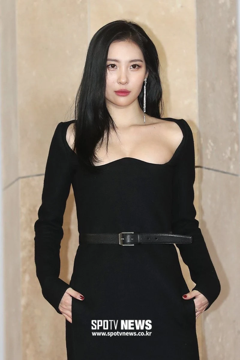 Xuất hiện bên cạnh các mỹ nhân và nam thần Kpop, cô nàng Sunmi đã có một sự xuất hiện “đốt mắt” người xem khi diện một chiếc đầm đen được xẻ cổ sâu và khéo léo khoe trọn vòng 1 đẫy đà gợi cảm của mình.