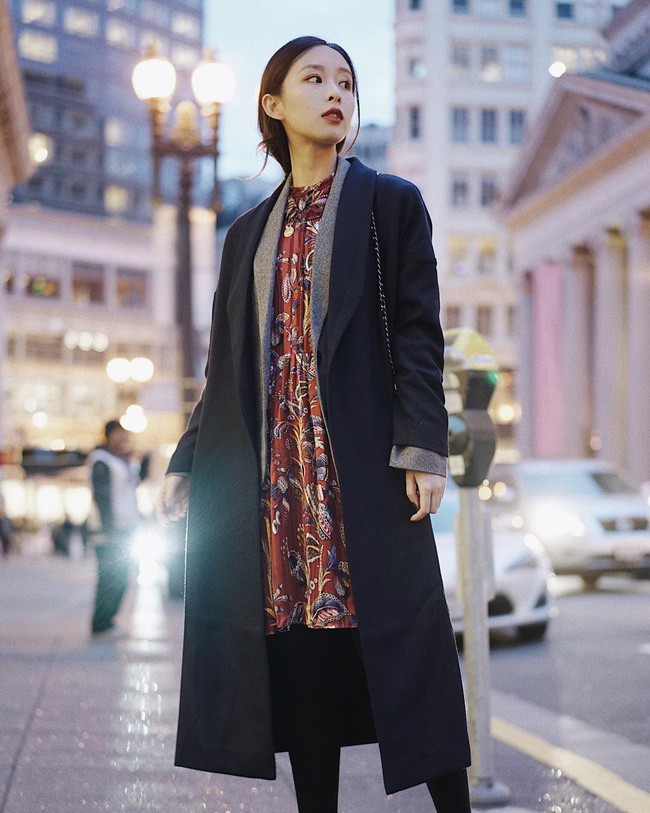 Công thức váy luôn đúng trong mùa đông chính là mix váy dáng midi cùng áo trench coat. Và các nàng cũng đừng giới hạn phong cách trong những chiếc váy liền trơn màu mà hãy học tập quý cô này lựa chọn cho mình 1 chiếc váy hoa và như thế, vẻ ngoài trông sẽ nổi bật, thú vị hơn hẳn đấy!    