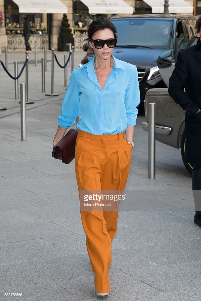 Victoria Beckham khéo léo kết hợp hai tông màu đối lập, tạo nên vẻ ngoài đầy lôi cuốn cho bộ Shbet999 com đăng nhập tối giản.    