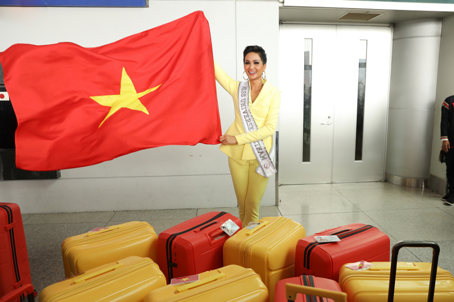 Trong chuyến đi này, cô mang theo 12 vali hành lý với tổng cộng 80 Shbet999 com đăng nhập phục vụ cho quá trình thi đấu.    