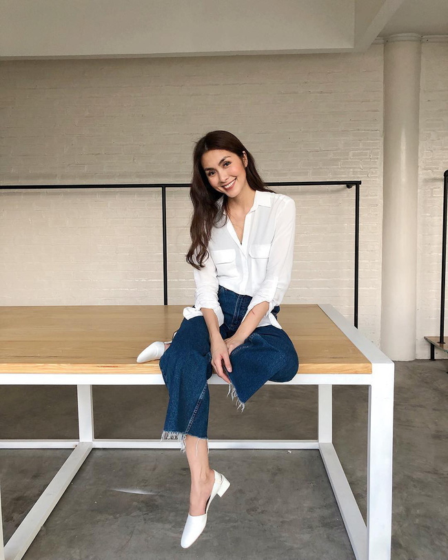 Mẹ 2 con Tăng Thanh Hà lúc nào cũng ăn mặc đơn giản mà cực kỳ thanh lịch, trendy. Quần jeans ống rộng gấu rách te tua như tăng nét cá tính cho set đồ sơmi và quần jeans thông thường.    