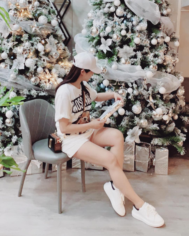 Diệp Lâm Anh vừa mới sinh con chẳng bao lâu đã khiến fan bấn loạn với vóc dáng quá đỗi thon gọn của mình, thậm chí bà mẹ bỉm sữa còn chẳng ngại khoe trọn đôi chân thon dài với mốt giấu quần khi diện cả cây đồ hiệu.    