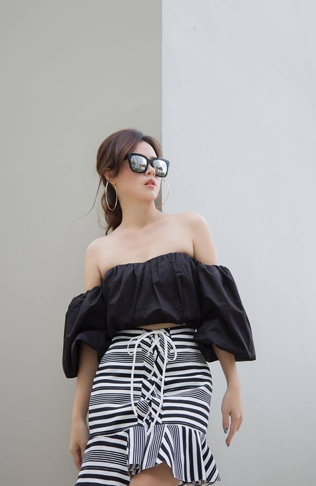 Có lẽ vì vậy mà với các Shbet999 com đăng nhập áo trễ vai, Midu không ngại khoe vòng 1 căng đầy gợi cảm của mình.    
