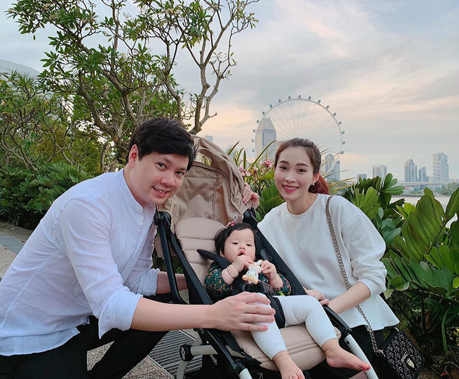 Vợ chồng Đặng Thu Thảo - Trung Tín xúng xính đồ đôi cực kỳ ăn ý khi đưa bé Sophie đi chơi.    