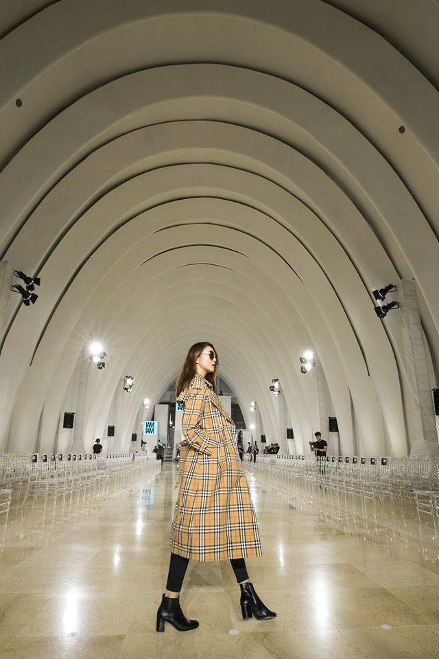 Chiếc trench coat của Burberry mang đến cho Thanh Hằng vẻ đẳng cấp ở sân bay.    