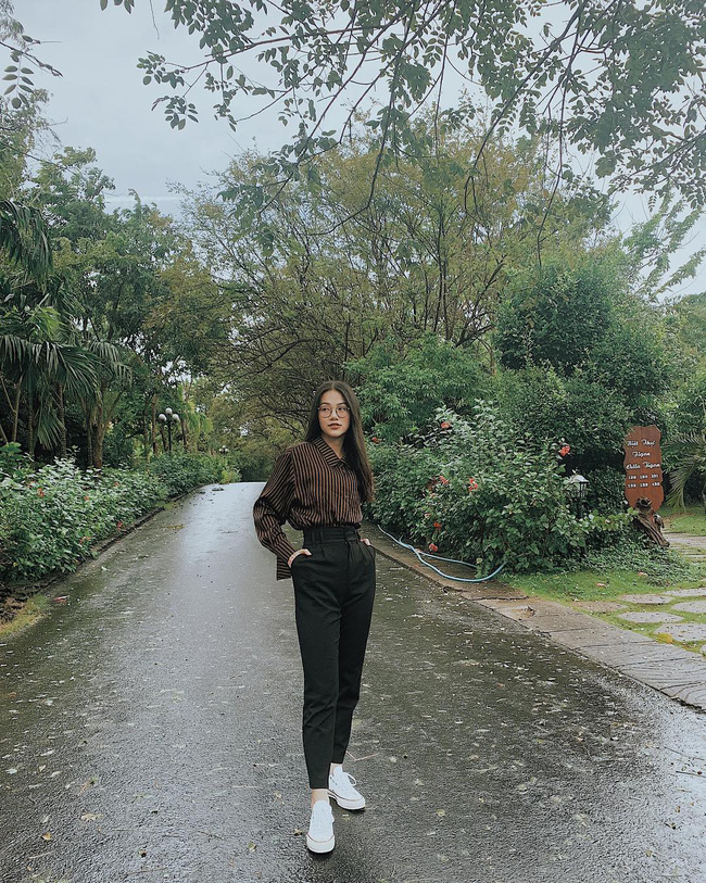 Phương Khánh chỉ cần sơmi kẻ sơvin gọn gàng cùng quần âu và giày sneakers trắng cũng khiến fan mãn nhãn trong street style sao Việt lần này. Đặc biệt set đồ kín đáo nhưng vẫn phô diễn được vòng eo thon trứ danh của nàng Hậu quốc tế.    