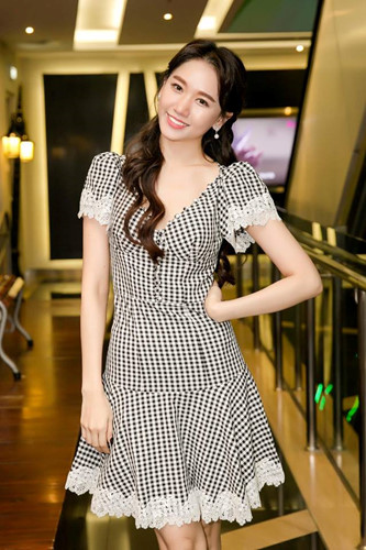 Ngoài phong cách thời trang “lên tay” hẳn, thì nhan sắc của cô cũng ngày càng trẻ hơn.  