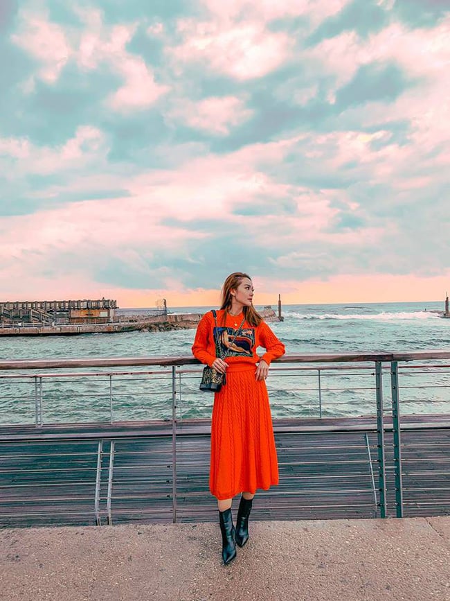 Trái ngược với Angela Phương Trinh là Minh Hằng, nữ ca sĩ chơi nguyên một cây đỏ rực cùng boots da sang chảnh.    