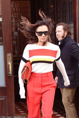 Mọi mẫu thiết kế do Victoria Beckham đều được chính cô sử dụng và lăng xê trên mọi mặt trận.    