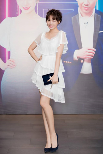 Hari Won thường chọn những Shbet999 com đăng nhập màu trắng nền nã, dịu dàng.  