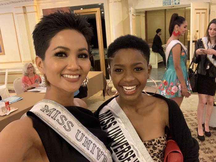 Trước đó, H'Hen Niê là thí sinh tóc tém duy nhất tại Miss Universe 2018. Tuy nhiên, sự xuất hiện của người đẹp Kenya sau này khiến cô bị mất 