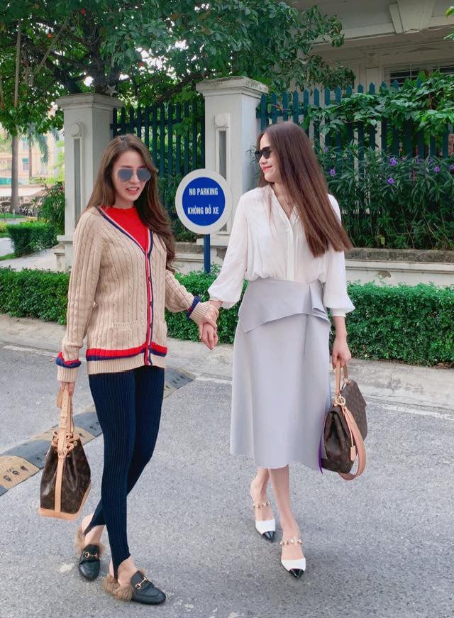 Trong khi Quế Vân ấm áp với set layer cardigan cùng áo len và leagging, cô còn diện cả đôi mule lót lông Gucci sang chảnh; thì Nam Em lại điệu đà, nữ tính diện áo blouse cùng chân váy midi nhẹ nhàng.    