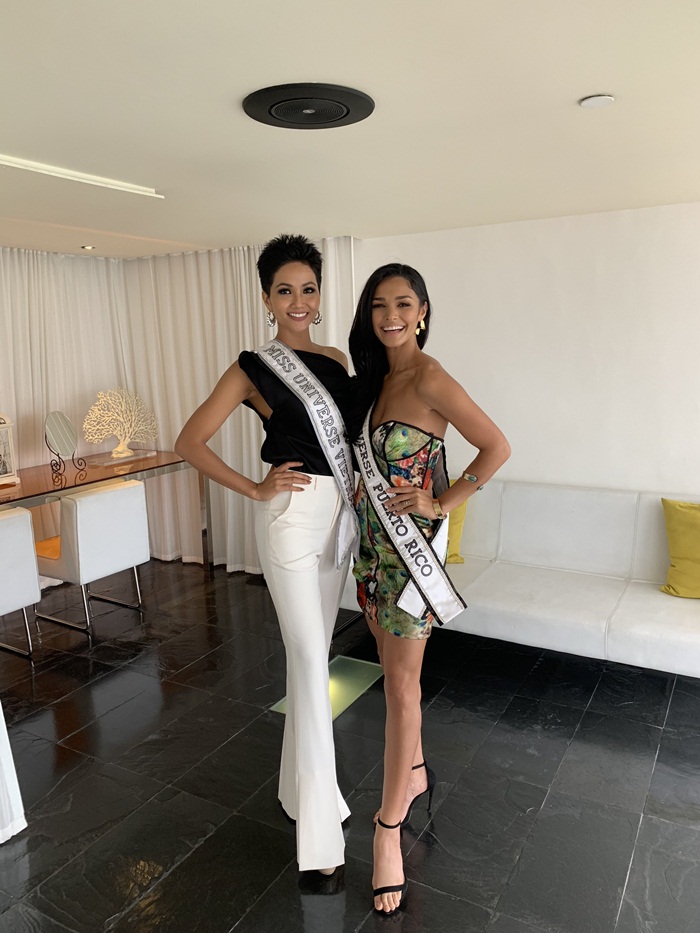Đại diện Việt Nam gặp gỡ đại diện Puerto Rico - ứng viên sáng giá nhất nhì cho vương miện năm nay. Có thể thấy chiều cao là lợi thế của H'Hen Niê trong bức hình.    