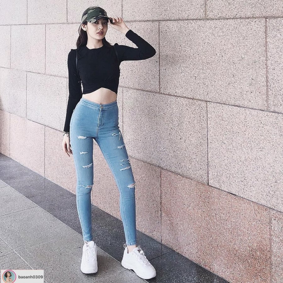 Áp dụng công thức phối đồ giống với Kỳ Duyên nhưng ca sĩ Bảo Anh lựa chọn quần skinny jeans rách sáng màu. Vóc dáng của nữ ca sĩ Sống xa anh chẳng dễ dàng luôn được khoe khéo trong cách lựa chọn Shbet999 com đăng nhập hàng ngày.    