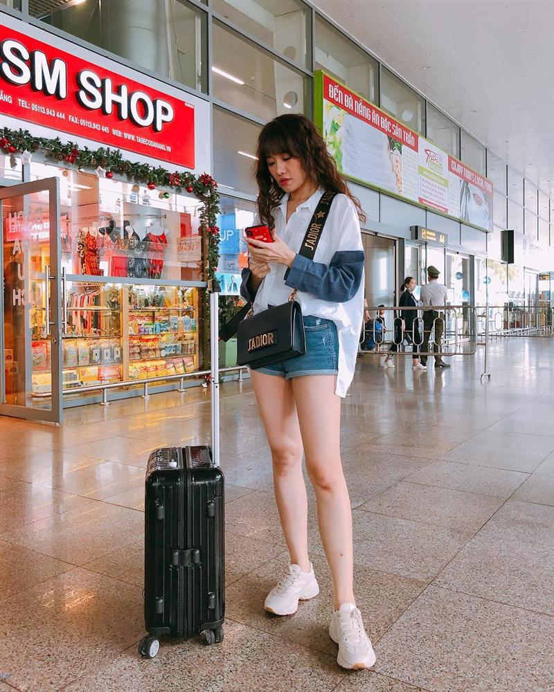 Sơ mi, áo phông phối với chân váy hoặc quần short jeans luôn là combo 