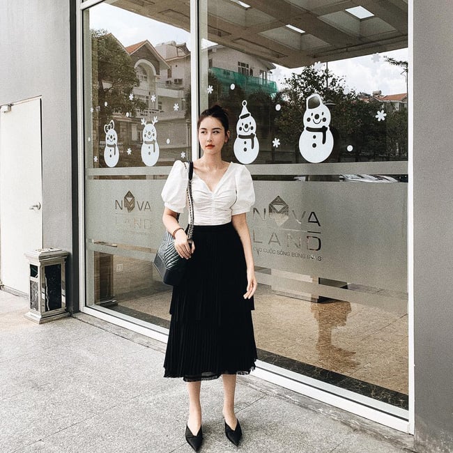 Dù nhan sắc của Hà Lade có thay đổi thế nào thì gu thời trang của cô nàng vẫn giữ nguyên style tiểu thư đài các. Áo blouse cùng chân váy midi điệu đà được cô nàng kết hợp cực xinh cùng một đôi mule da và túi xách Chanel đắt giá.    