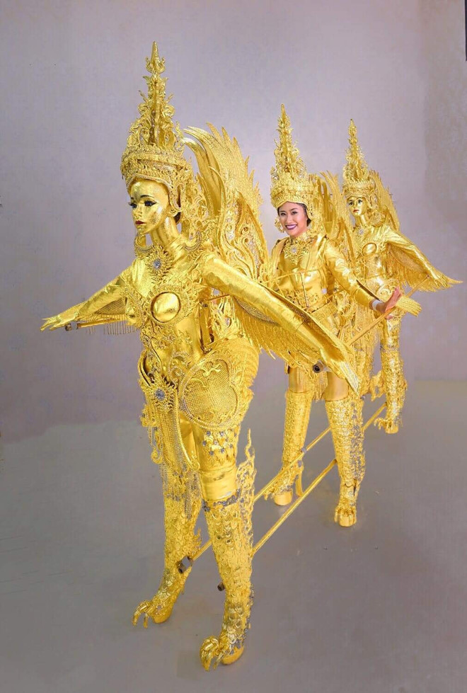 Trang phục dân tộc của Lào tại Hoa hậu Hoàn vũ năm nay.   