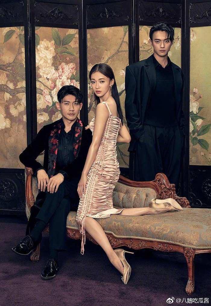 Trong khi đó, chỉ vì vóc dáng gầy guộc mà Ngô Cẩn Ngôn như “bơi” trong thiết kế đầm ôm sát này của Dolce&Gabbana. Bộ đầm hai dây dáng cúp ngực ôm sát vậy mà mặc lên người của Ngô Cẩn Ngôn lại như rộng thùng thình, từ trên xuống dưới thẳng đuột không chút đường cong.    