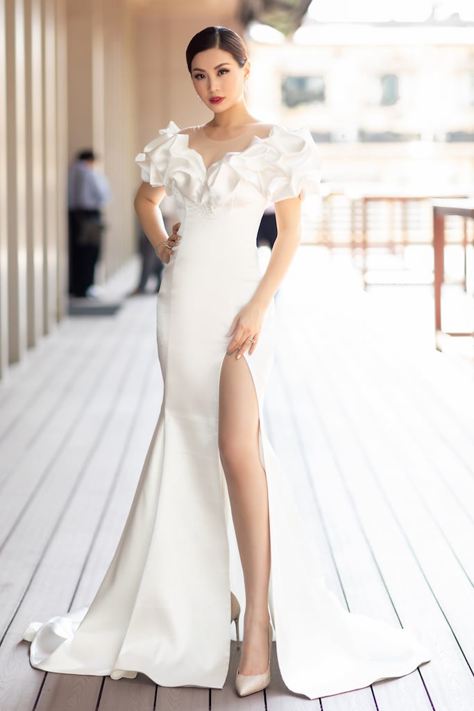 Chiếc đầm được cắt may tinh tế với diềm xếp vải 3D trên ngực, phom dáng ôm sát khoe trọn vẹn hình thể.  