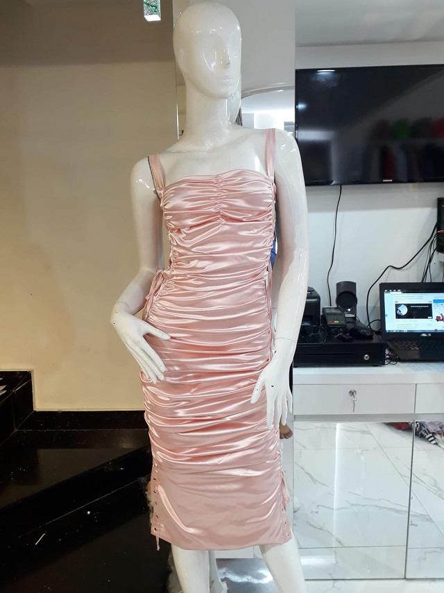 Cư dân mạng bất ngờ trước sự xuất hiện của chiếc đầm ôm sát phi bóng trong cửa hàng chị của Ngọc Trinh    