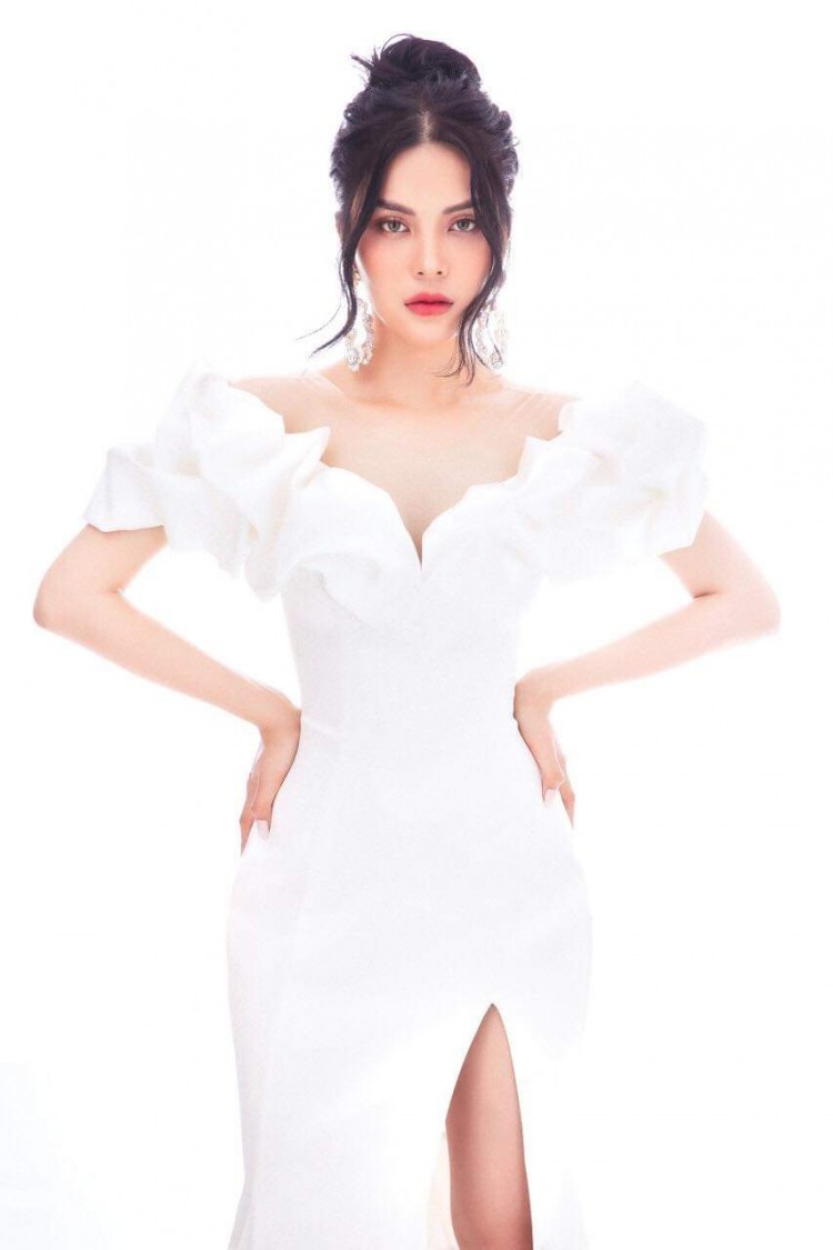 So với Diễm Trang, người đẹp yêu thích Link Vào SHBET88 Mới Nhất bới cao và để xõa vài lọn nhỏ, đem đến nét gợi cảm, quyến rũ.  