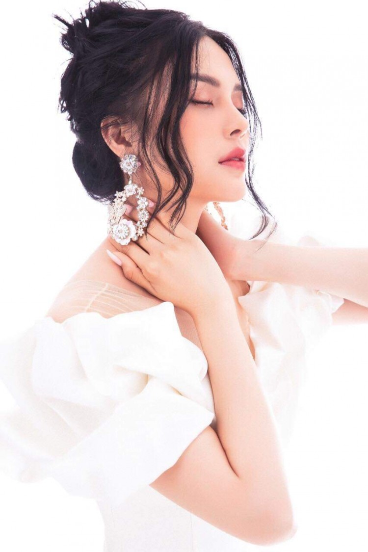 Cũng sử dụng hoa tai để tạo điểm nhấn cho gương mặt, nhưng item của Lily Chen lại to hơn, cầu kỳ hơn.  