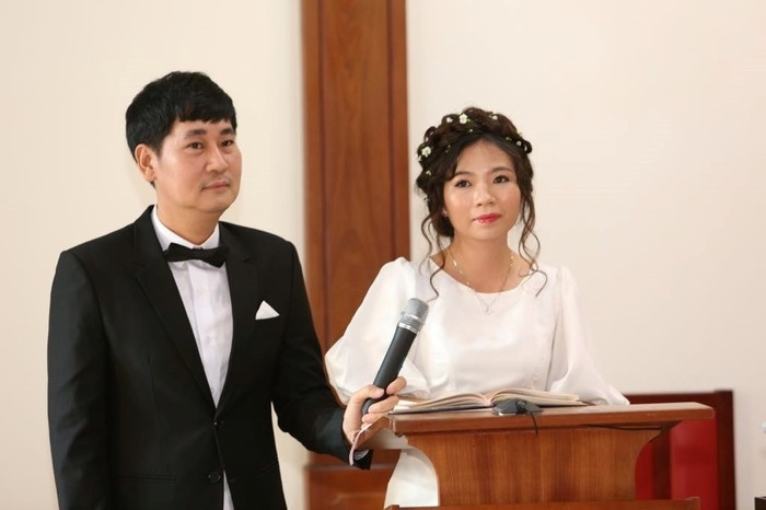 Sau một thời gian hẹn hò với bạn gái thì hôm nay (2/12), nam đạo diễn đã chính thức lên xe hoa với chị Trần Mai Chi, từng du học tại Mỹ, hiện tại làm trưởng phòng nhân sự cho một công ty bất động sản ở TP.HCM. Ngoài các nghi thức tại nhà thì họ còn tổ chức một buổi tiệc linh đình để chung vui cùng bạn bè, đồng nghiệp.    