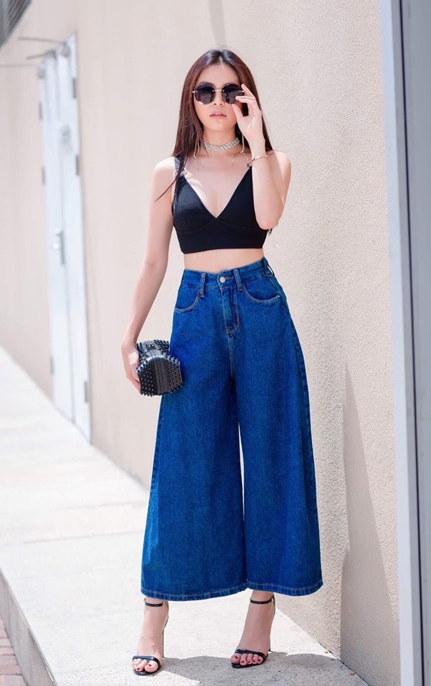 Hoàng Thùy Linh kết hợp quần Jean cạp cao với áo croptop, với item này bạn kết hợp cùng với một đôi giày gót nhọn hack được chiều cao rất nhiều, phong cách này thích hợp cho những bạn gái thích sự nhẹ nhàng và quyến rũ.    