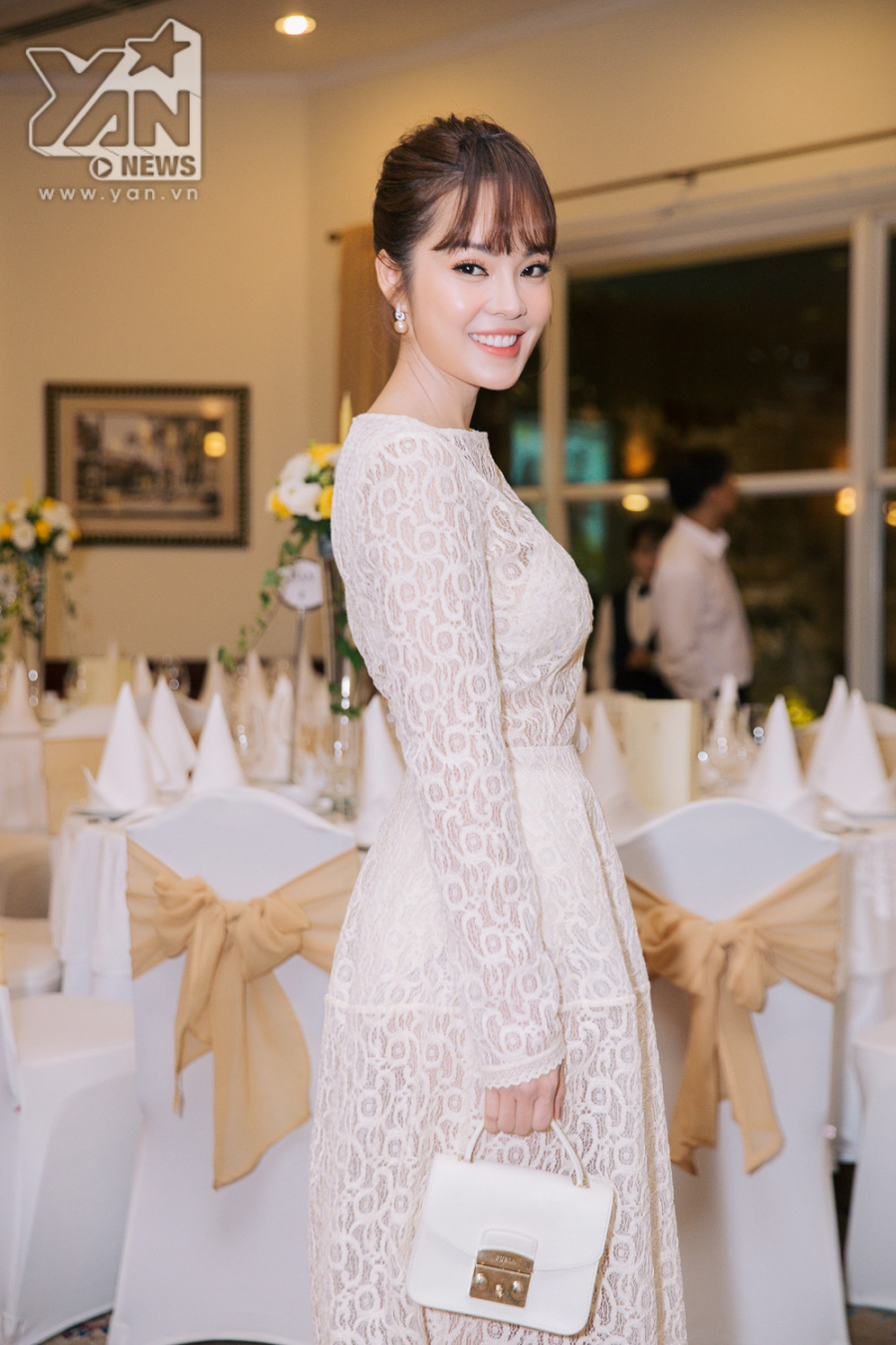 Dương Cẩm Lynh ăn diện đơn giản với sắc trắng nhưng vẫn sang chảnh vô cùng.