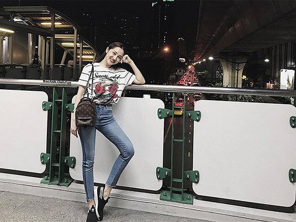 Không chỉ áo giấu quần, quần skinny cũng là một trong những items không thể thiếu trong tủ quần áo của Bảo Anh. Chiếc quần bò tây cực hợp trend cùng chi tiết kẻ sọc đã giúp Bảo Anh trông cao và sành điệu hơn hẳn.    