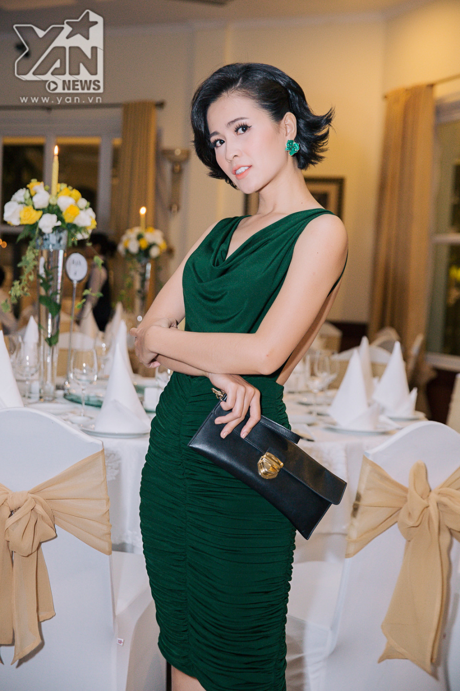 Thuỳ Trang khoe vẻ gợi cảm trong chiếc đầm xanh.    