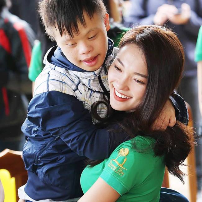 Điểm dễ nhận thấy ở cô gái này là sự hòa đồng và vui vẻ. Ngoài các cuộc thi sắc đẹp, cô rất hay tham gia các hoạt động xã hội từ thiện và yêu thương các em nhỏ có hoàn cảnh khó khăn.    