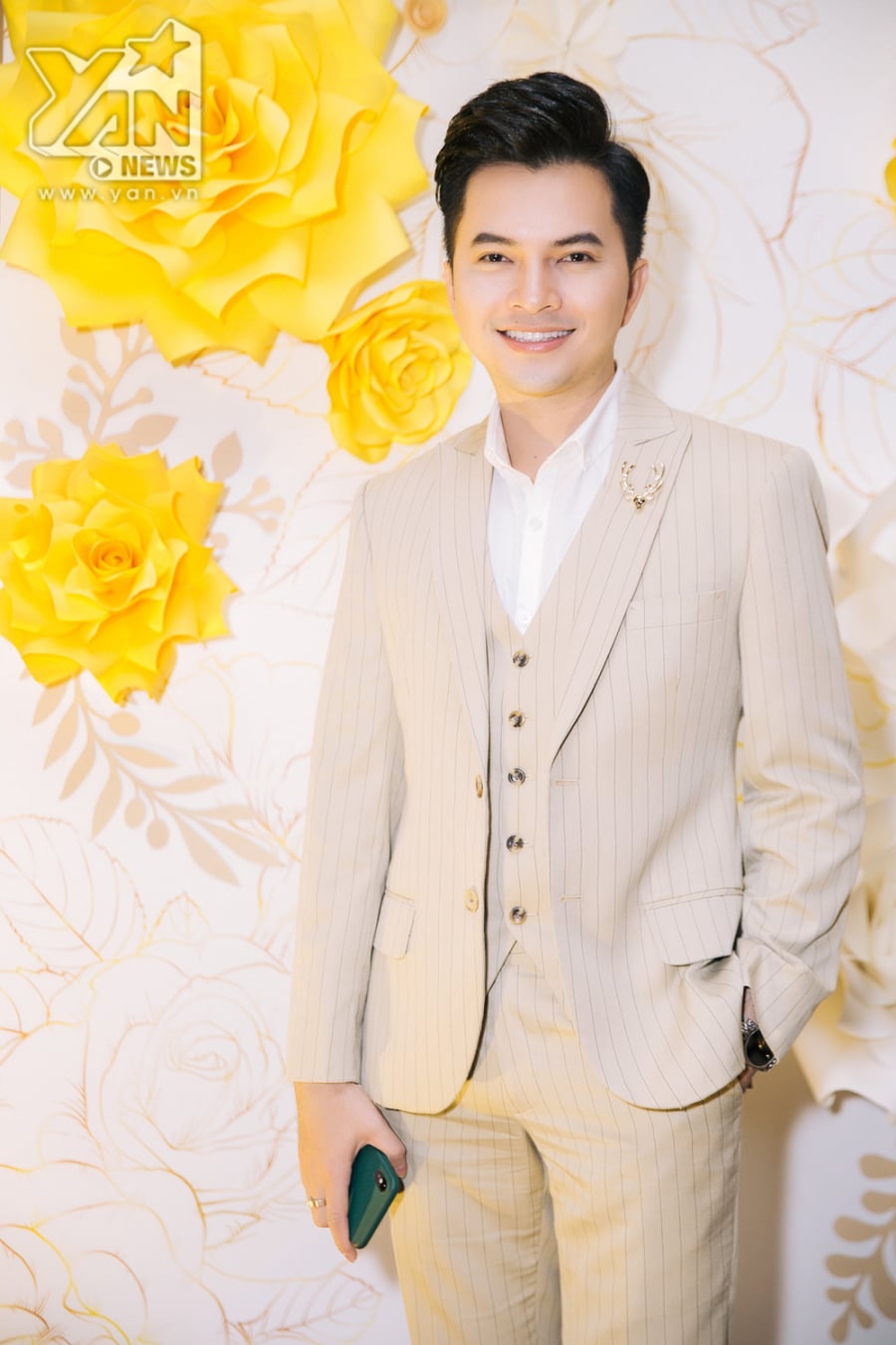 Nam Cường bảnh bao với vest.    
