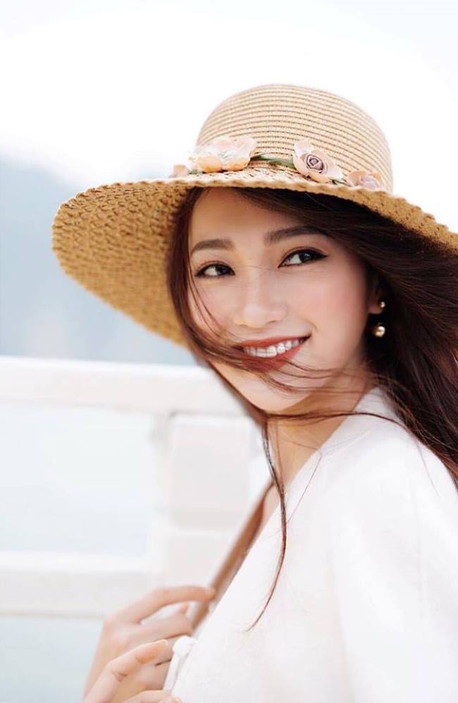 Nụ cười rạng rỡ giúp Ngọc Nữ luôn nổi bật, thu hút ống kính trong mọi góc nhìn.    
