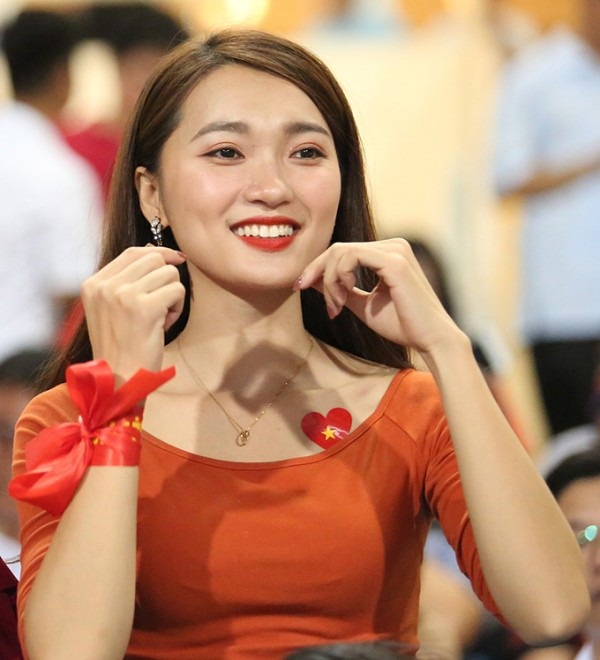 Bạn gái Hoa hậu cổ vũ Phan Văn Đức   