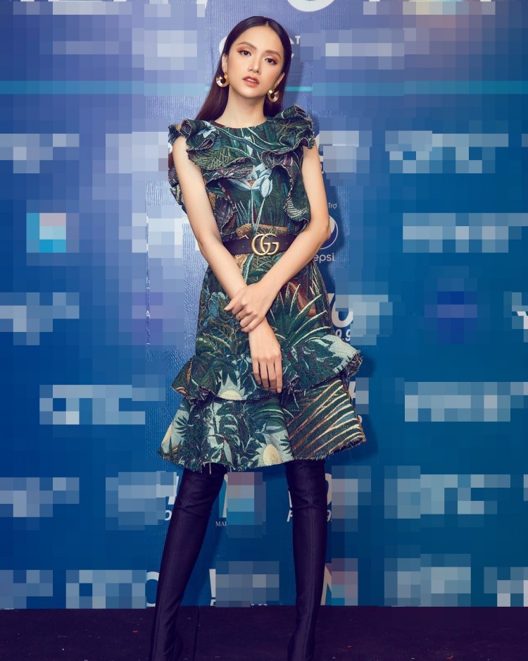 Đặc biệt, đôi boots đen qua gối màu tối hoàn toàn “ăn gơ” với Shbet999 com đăng nhập.  