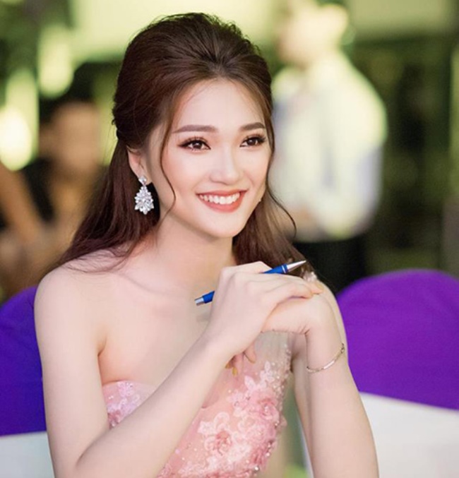 Ngọc Nữ sinh năm 1994 và là bạn cùng quê với cầu thủ Văn Đức. Hai người từng có 1 thời gian bị nghi vấn rằng đang hẹn hò.    