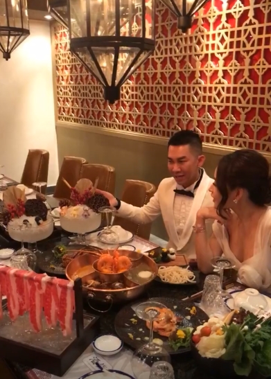 Mỗi lần cúi người Chi Pu lại khiến người nhìn lúng túng    