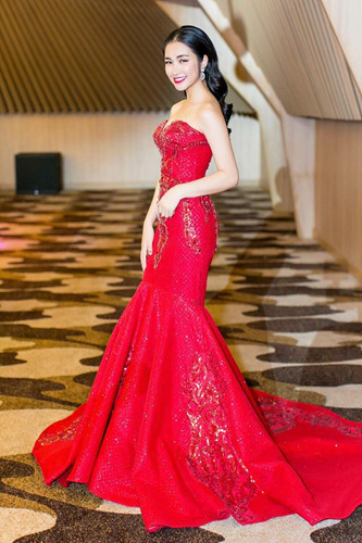 Thời trang đi sự kiện của Hòa Minzy cũng trở nên gợi cảm và nữ tính hơn.  